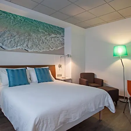 Ibis Styles 4* آكورونيا
